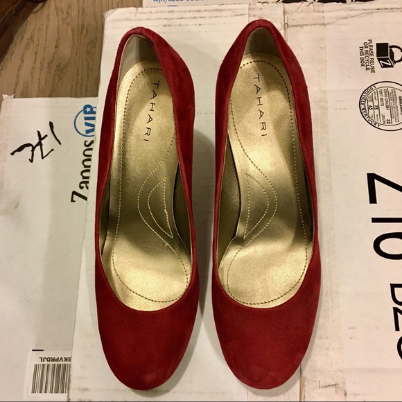 Tahari Colette Suede Pump in Red, 7.5M - Picture 4 of 4